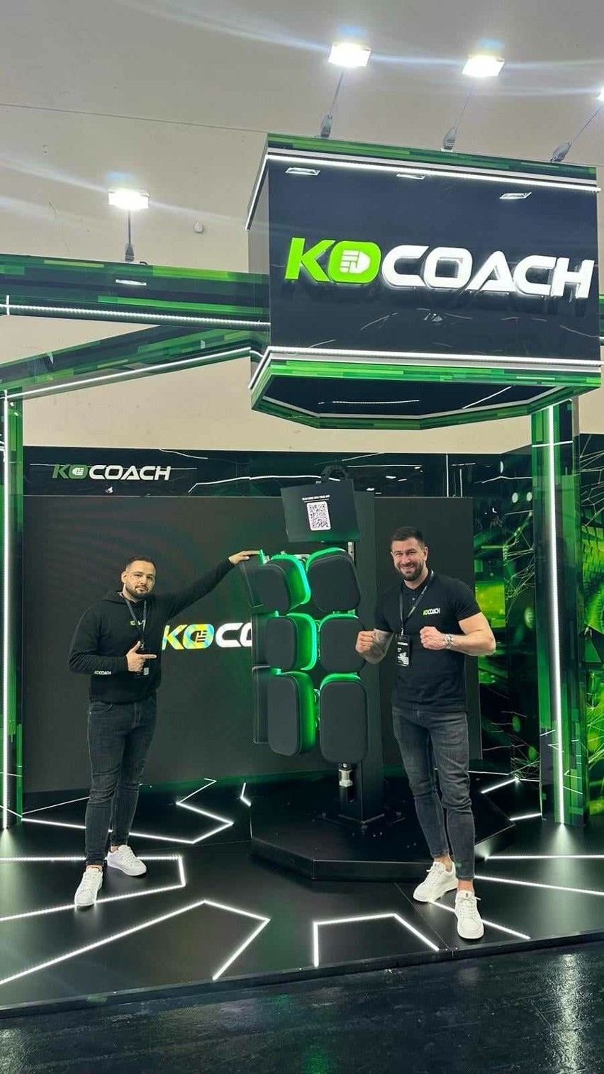 Były piłkarz Korony Kielce Kamil Sylwestrzak na targach w Kolonii wystawia startup KO Coach ITS, interaktywną stację do treningu cardio