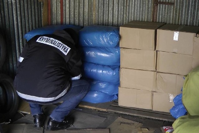 Tylko w jednym garażu na Wyżynach przechowywano ponad 250 kg nielegalnego tytoniu.