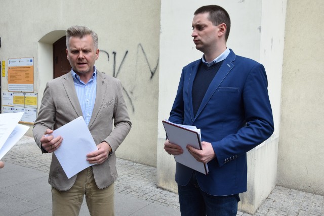 Podczas środowej konferencji prasowej radni PO (od lewej): Tomasz Smolarek i Paweł Napolski, poinformowali o złożeniu projektu uchwały przekazującej hotel w Mniszku do MORiW-u