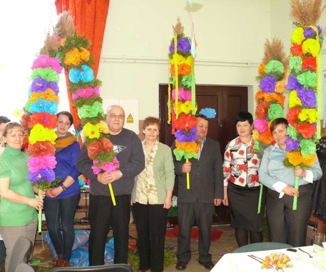 Wielkanocne palmy wykonane przez członków Stowarzyszenia Rozwoju Sołectwa Pilchów "Gościniec&#8221;.