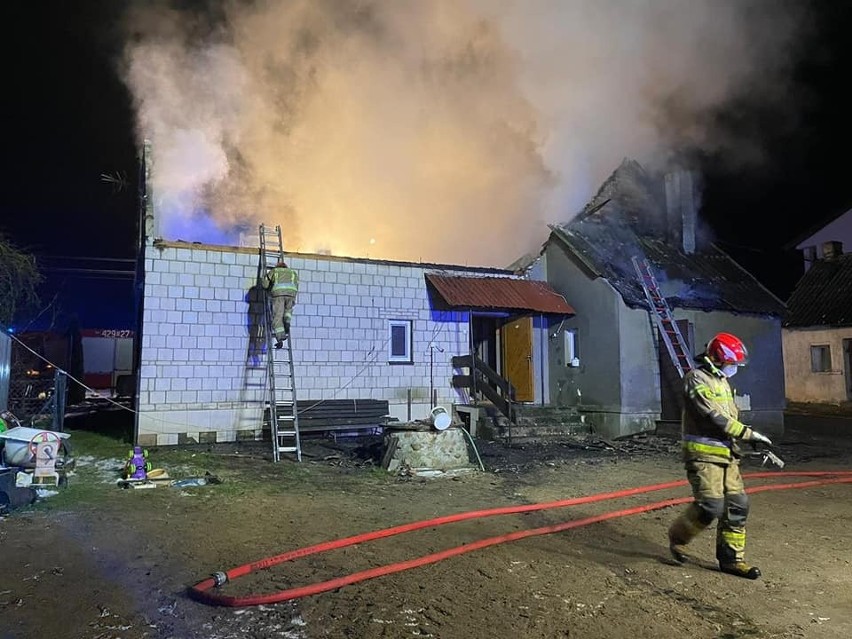 Pożar domu jednorodzinnego w Brzeźnie. Mieszkańcy uciekli przed ogniem