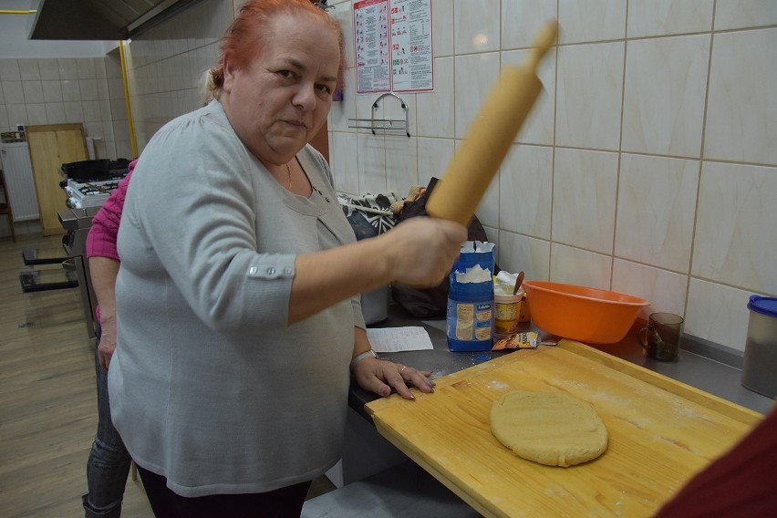 Dominikowice. Pączki pachniały masłem i domową różą, a chrust rozpływał się w ustach - kulinarne, karnawałowe spotkanie najlepszych gospodyń