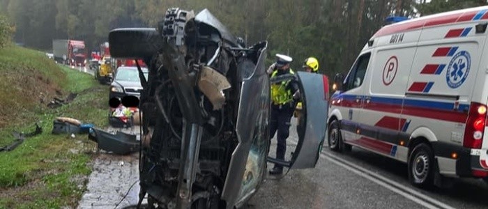 Katrynka. Dachowanie auta na drodze krajowej nr 8. Jedna osoba trafiła do szpitala (zdjęcia)