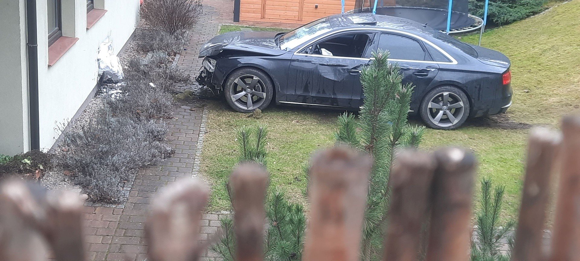 À Zielona Góra, la voiture a percuté le mur d’une maison.  La voiture est sortie du parking.  L’homme est mort