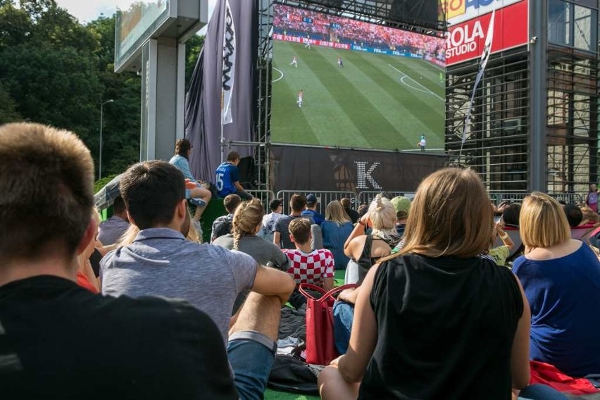 Finał MŚ 2018. Niesamowite emocje na meczu Francja - Chorwacja w Starej Zajezdni w Krakowie i pod Galerią Kazimierz [ZDJĘCIA]