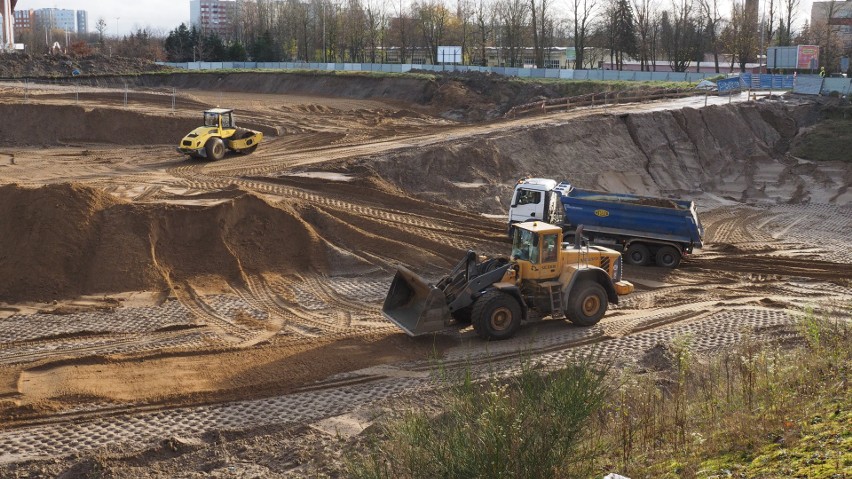 Nie zwalniają prace przy rozbudowie Galerii Emka oraz...