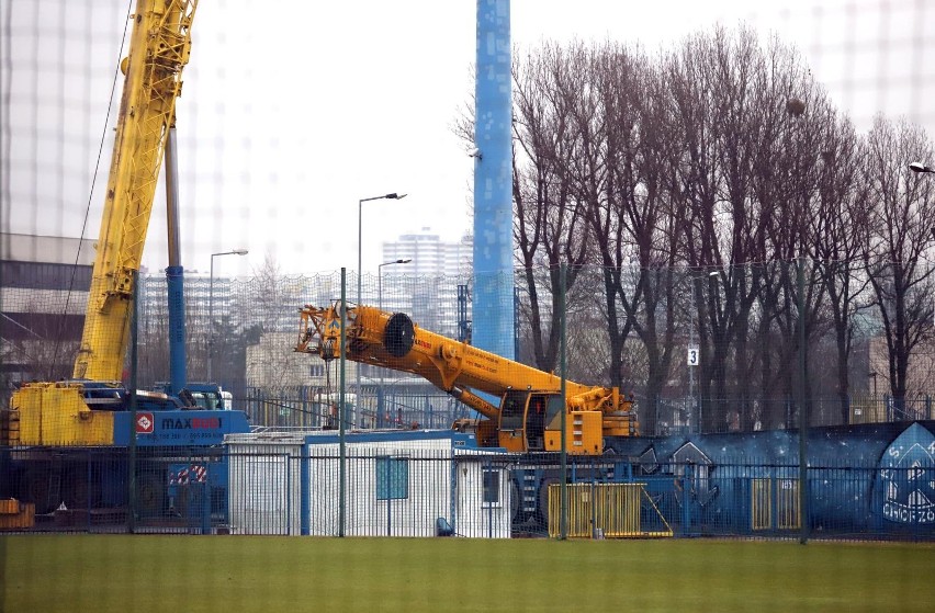 Na stadionie Ruchu wycięto jeden maszt oświetleniowy.na...