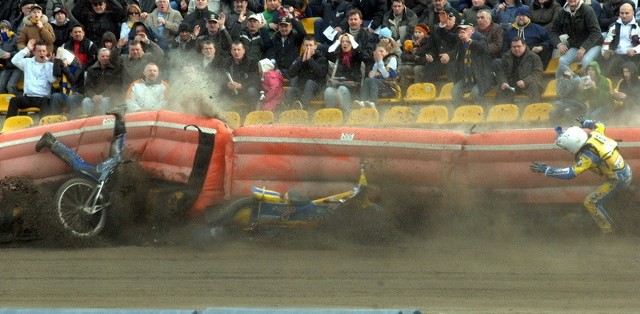 W VII wyścigu Łukasz Cyran (z prawej) zahaczył swoim motocyklem o tylne koło jadącego przed nim Michała Szczepaniaka i obydwaj żużlowcy z pełnym impetem uderzyli w bandę. Na szczęście tylko się potłukli.