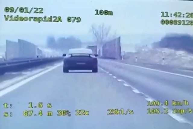 Wyczyny młodego kierowcy mercedesa na dk 8 nagrał wideorejestrator z policyjnego radiowozu