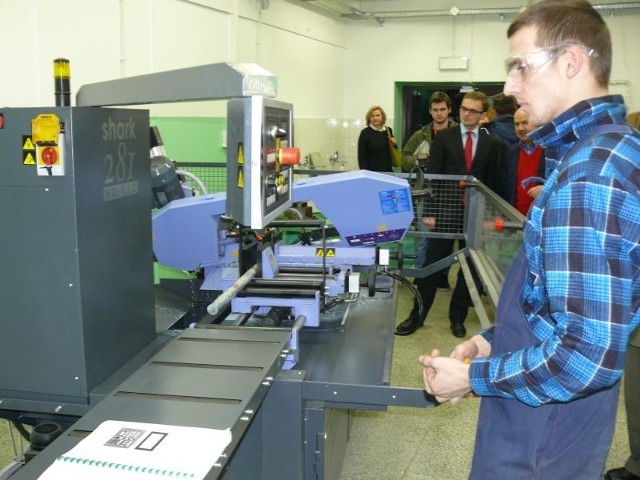Wydali 13 mln zł na edukację zawodową w Stalowej WoliNowoczesna maszyna do cięcia elementów metalowych w Centrum Edukacji Zawodowej w Stalowej Woli .