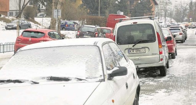 Mieszkańcy skarżą się, że na Prądniku Czerwonym nie mają gdzie zaparkować swoich samochodów