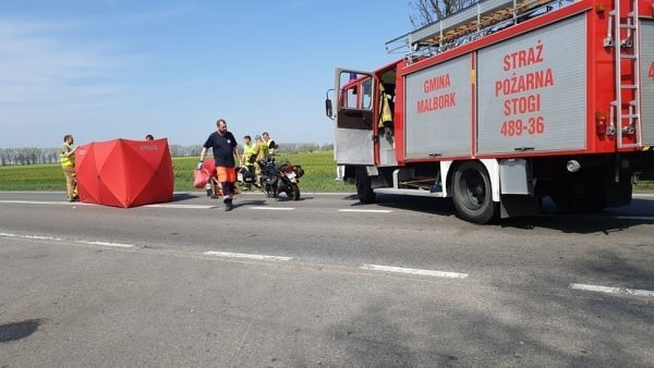 Śmiertelny wypadek w Gnojewie 26.04.2019. 75-letni motocyklista zginął na drodze krajowej nr 22. Pasażerka trafiła do szpitala