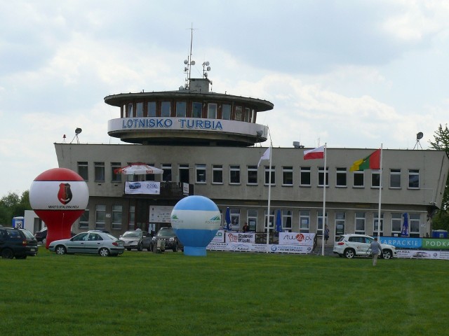 Trawiaste lotnisko w Turbi z wieżą kontroli lotów Aeroklubu Stalowowolskiego