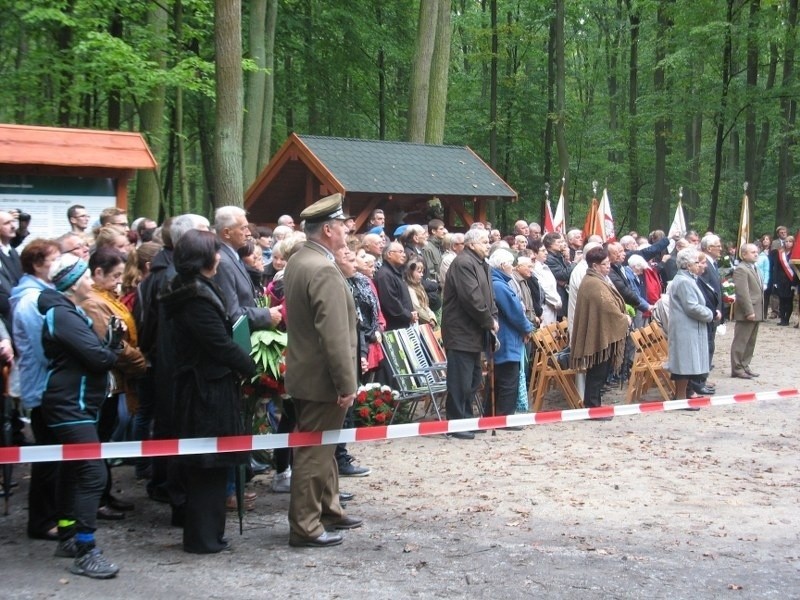 Odsłonięto pomnik ofiar zbrodni w lasach pod Gądkami [ZDJĘCIA]