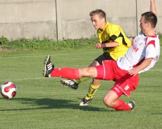W 56. min Grzegorz Stencel (z lewej) ograł obrońców (przeszkadza mu Grzegorz Kaliciak) i zdobył gola.