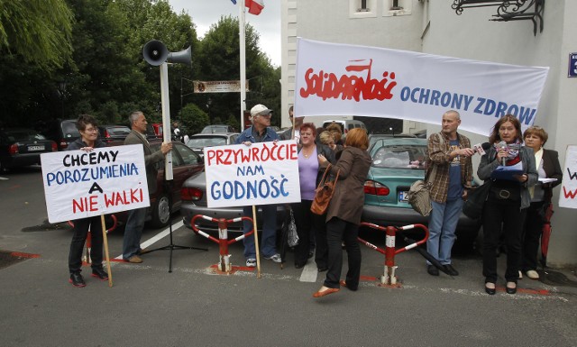 Pikieta zaczęła się o godzinie 16, po zakończeniu pracy protestujących urzędników. Mieli zgodę na zgromadzenie. Petycję wręczyli też przewodniczącemu rady miasta. Na razie bez efektów.