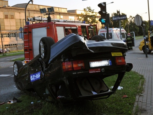 koziołkował kilka razy, aż zatrzymał się na dachu.