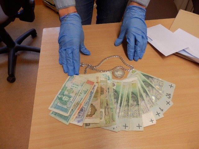 Policjanci odzyskali część pieniędzy, łańcuszek oraz monetę kolekcjonerską