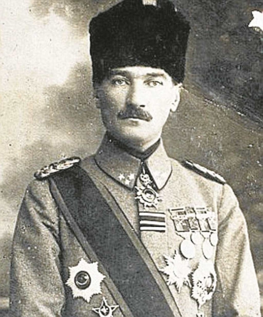 Mustafa Kemal, podczas kampanii dardanelskiej wyróżniający...