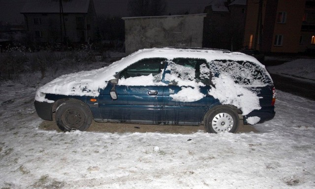 Młody mężczyzna skakał po zaparkowanym fordzie