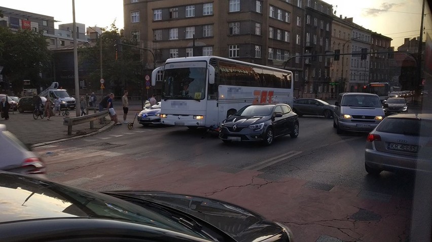 Kraków. Wypadek przed mostem Dębnickim. Motocyklista uderzył w samochód i autobus