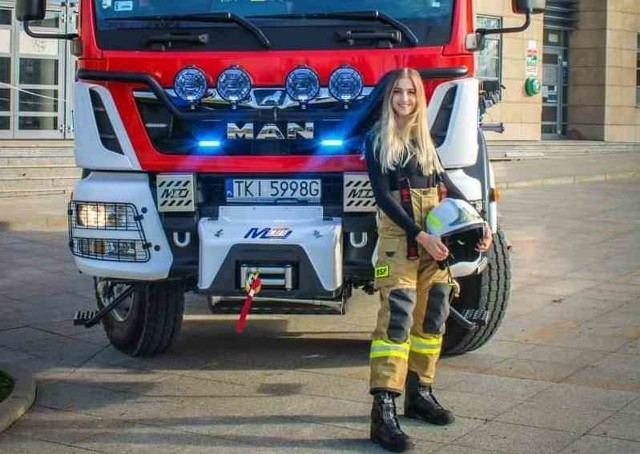 Piękne dziewczyny z Ochotniczej Straży Pożarnej w Morawicy pozowały ostatnio do wyjątkowych zdjęć. Znajdą się one na stronach kalendarza na 2021 rok. Sesja była zjawiskowa.Do zdjęć pozowały dziewczyny w strażackich strojach. W sesji "wystąpił" także strażacki pojazd MAN ze starachowickim rodowodem. Wydanie kalendarzy ma pomóc OSP z Morawicy w doposażeniu jednostki.-Razem z Fotografia Ratownicza  Grzesiek Kwiatkowski wykonaliśmy sesje na potrzeby przyszłorocznego kalendarza dla jednostkiOchotnicza Straż Pożarna KSRG Morawica. Serdeczne podziękowania dla jednostki za umożliwienie nam wspólnej realizacji tego projektu - napisano na facebookowej stronie Fotografia - M&S, która realizowała sesję. Zobaczcie zdjęcia na kolejnych slajdach>>>