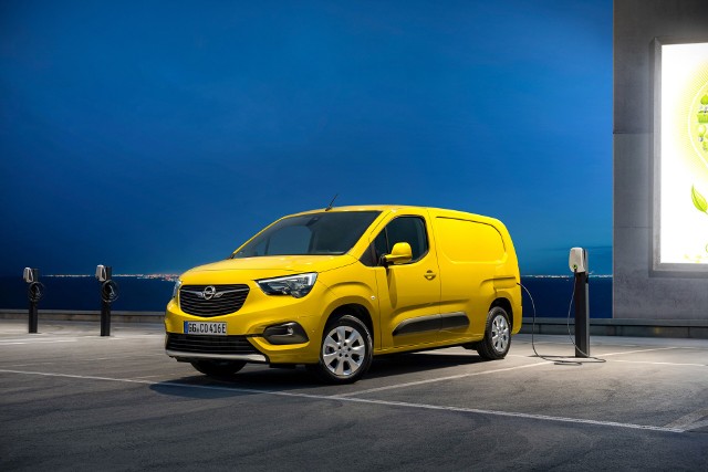 Opel Combo-eOprócz największej w swojej klasie przestrzeni ładunkowej i ładowności (odpowiednio 4,4 m3 i 800 kg) elektryczny kompaktowy van niemieckiego producenta oferuje miejsca dla czterech pasażerów i kierowcy (w wersji z kabiną załogową). W zależności od stylu i warunków jazdy nowy Combo‑e może przejechać na jednym ładowaniu akumulatora 50 kWh nawet 275 kilometrów. „Zatankowanie” energii do 80 procent pojemności akumulatora na publicznej stacji ładowania trwa około 30 minut.Fot. Opel