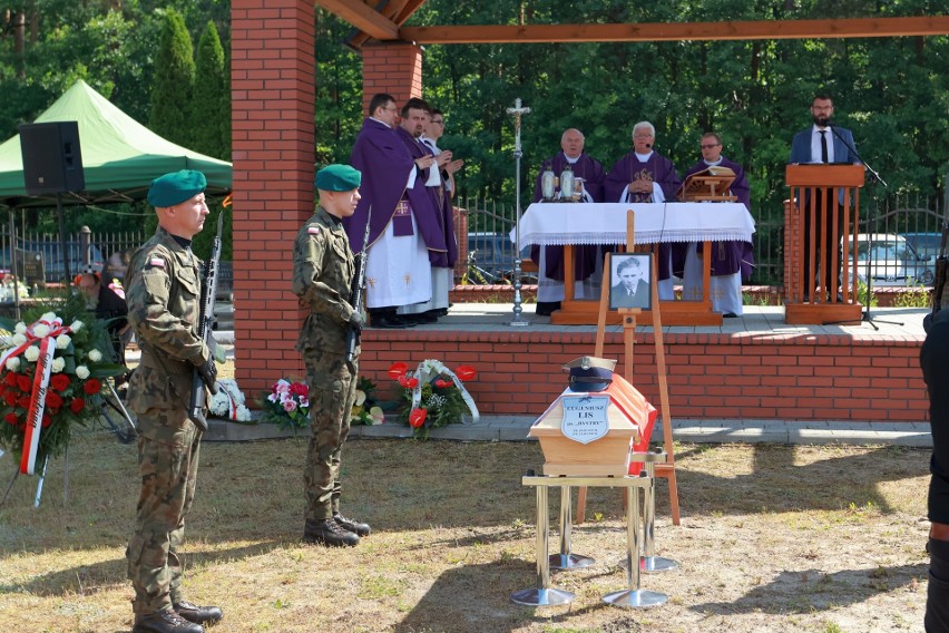 Nowa Dęba. Uroczysty pogrzeb Eugeniusza Lisa pseudonim Bystry, żołnierza podziemia antykomunistycznego. Został zastrzelony 75 lat temu
