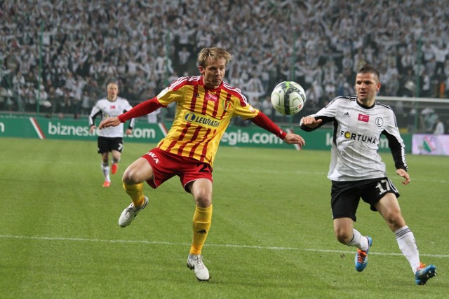 Piłkarze Korony przegrali z Legią 0:1. Z lewej Paweł Sobolewski, który sprokurował rzut karny, obok Tomasz Brzyski, były zawodnik kieleckiej drużyny. 