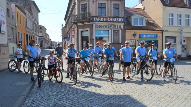 Grupa ze stowarzyszenia „Rowerowe Koronowo” wyruszyła  na rajd do Byszewa z koronowskiego rynku