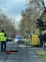Groźny wypadek na trasie Olesno - Częstochowa. Na DW 494 BMW zderzyło się z ciągnikiem rolniczym