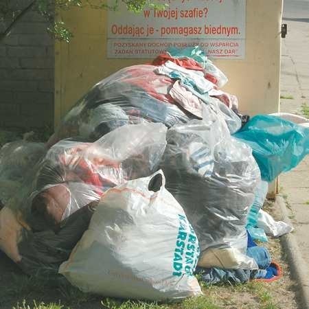 Sterty używanych ciuchów, pościeli przez wiele tygodni leżały niemal przy każdym kontenerze w mieście