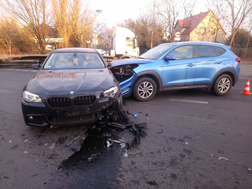 Wypadek na Kosmonautów. Kierująca BMW nie ustąpiła pierwszeństwa (ZDJĘCIA)