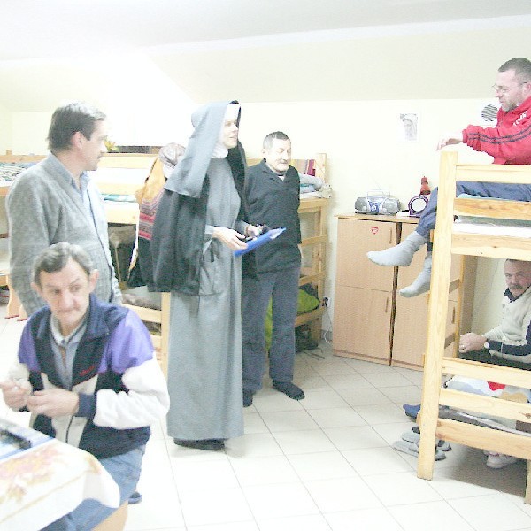 Bezdomnymi w schronisku przy ul. Karnkowskiego opiekują się siostry albertynki