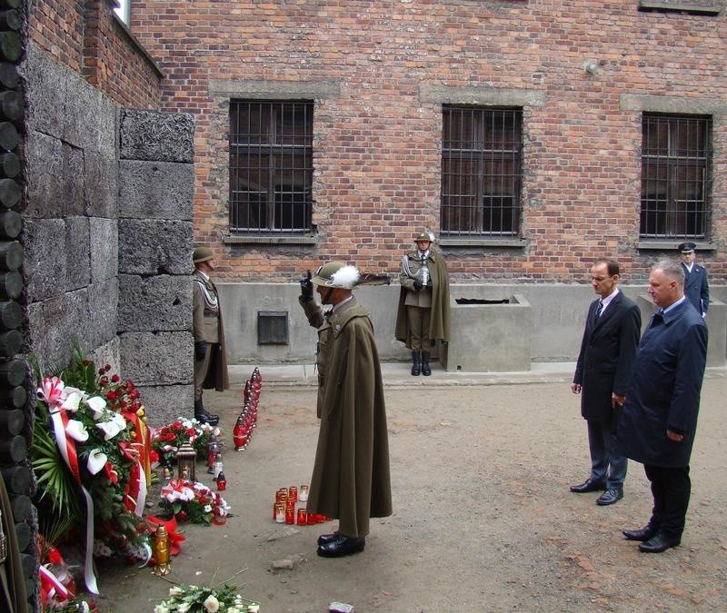 Oddali hołd polskim oficerom rozstrzelanym przez Niemców w KL Auschwitz [WIDEO]