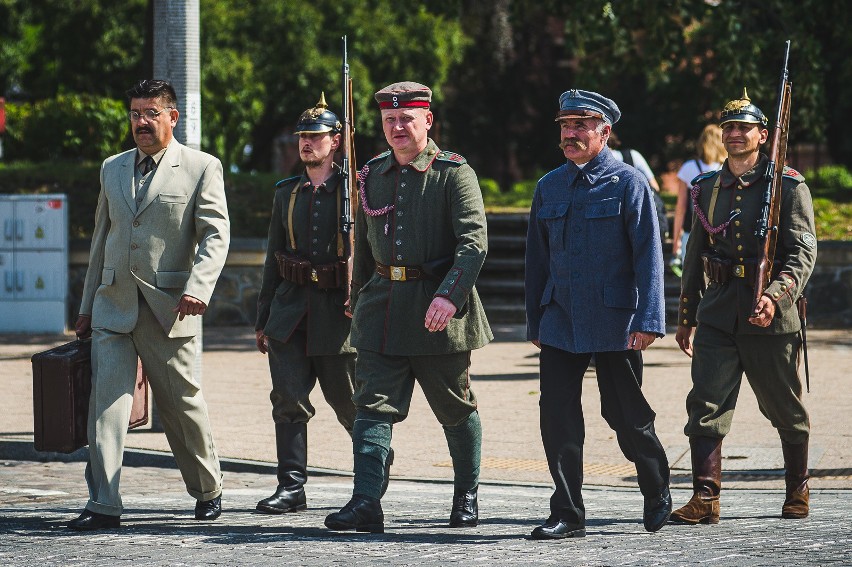 Inscenizacja osadzenia J. Piłsudskiego i szefa sztabu K. Sosnkowskiego w areszcie w Gdańsku [zdjęcia]