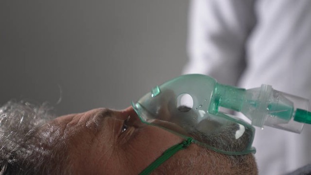 Zwiększone zapotrzebowanie na tlen medyczny to efekt gwałtownie rosnącej liczby pacjentów chorych na COVID-19, którzy muszą być leczeni pod respiratorami