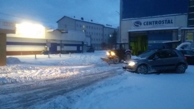 Atak zimy w ŻywcuZOBACZ WIĘCEJRaport z Dróg 4.1.2017Na Żywiecczyźnie łatwo się nie jeździ, ale na ten moment nie ma nigdzie poważniejszy zdarzeń drogowych. Rano z podjazdem na niektóre wzniesienia miały tiry. Nie tylko kierowcy, ale i piesi nie mieli łatwego zadania, bo na wielu chodnikach zalegała spora warstwa śniegu. Na szczęście z każdą godziną sytuacja się poprawia. 