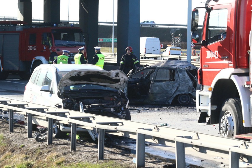 Śmiertelny wypadek na A4 we Wrocławiu. Człowiek spłonął w aucie 