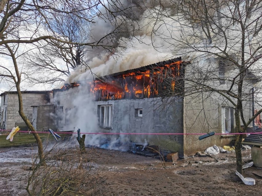 Pożar w Chwaszczynie. Płonął dom połączony z budynkiem gospodarczym. Właściciel trafił do szpitala