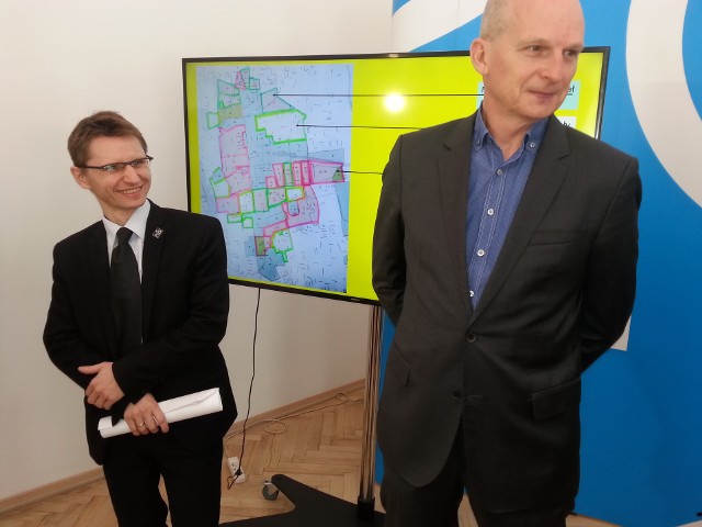Robert Warsza, dyrektor Miejskiej Pracowni Urbanistycznej (z lewej) i wiceprezydent Wojciech Rosicki prezentują mapę strefy wielkomiejskiej. 60 proc. tego obszaru ma zablokowaną możliwość wydania decyzji o warunkach zabudpwy