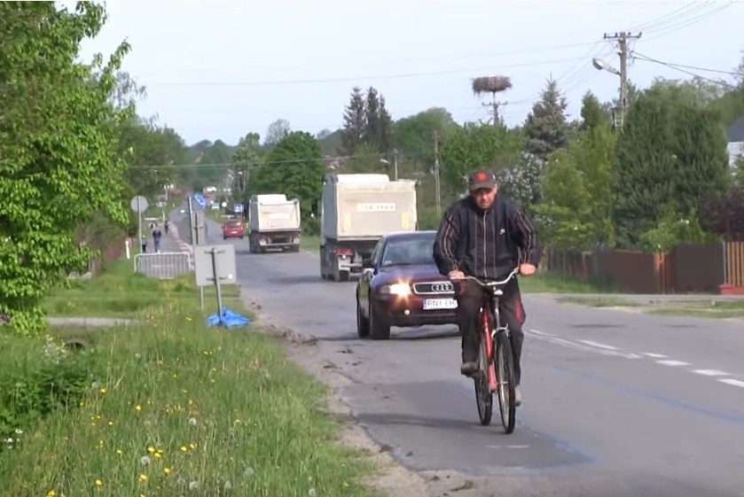 Powiat niżański. Fatalna nawierzchnia drogi, brak chodnika i duży ruch to utrapienie dla pieszych (ZDJĘCIA, WIDEO)