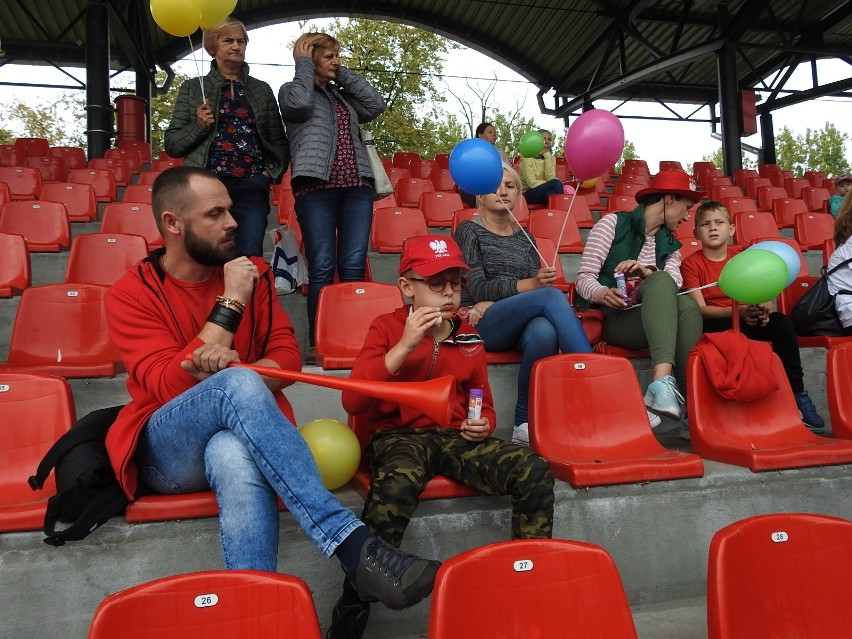 Łomża. 4. edycja PKO Bieg Charytatywny na stadionie. Pomagali z każdym krokiem i pokonywali rekordy [ZDJĘCIA, WIDEO]