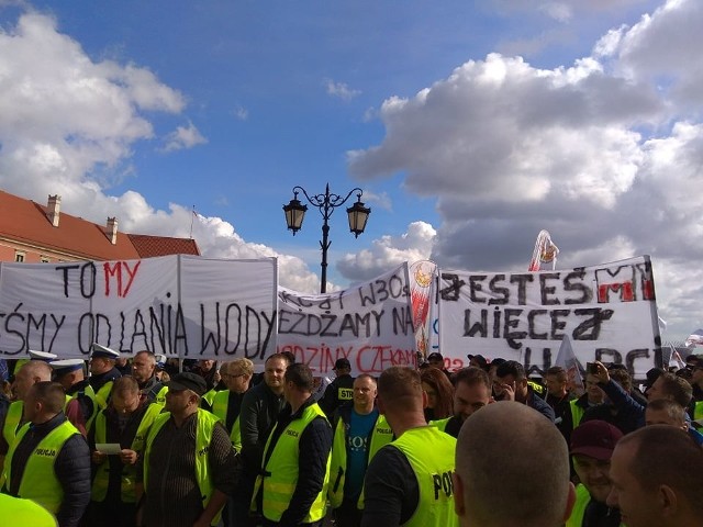 W Warszawie trwa protest służb mundurowych [2.10.2018]. Bierze w nich udział kilkuset funkcjonariuszy z Pomorza