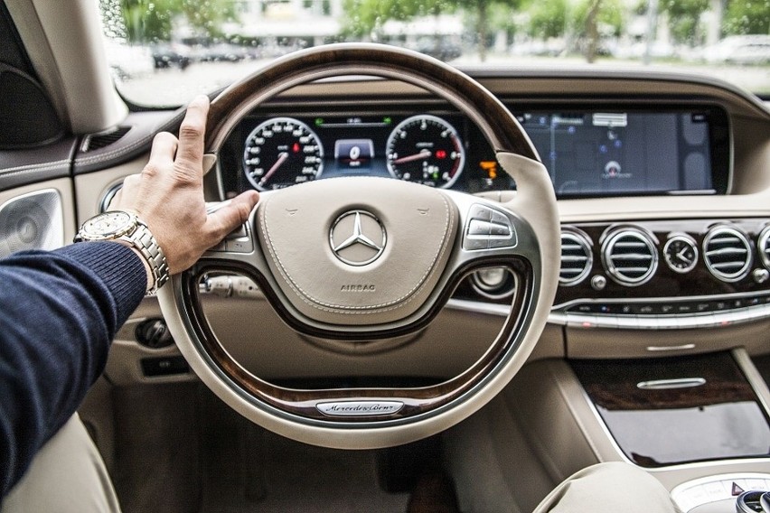 8. Mercedes-Benz (49 mld. dol)