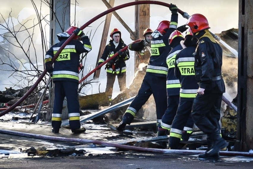 Pożar w Łodzi [06.11.18]. Czarny dym na Teofilowie. Strażacy gasili bele pianki do materaców [zdjęcia]