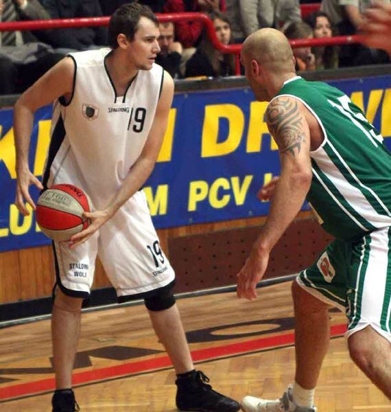 Koszykarze Stali Stalowa Wola (z piłką Michał Wołoszyn) mogą nie zagrać w najbliższym sezonie w ekstraklasie.