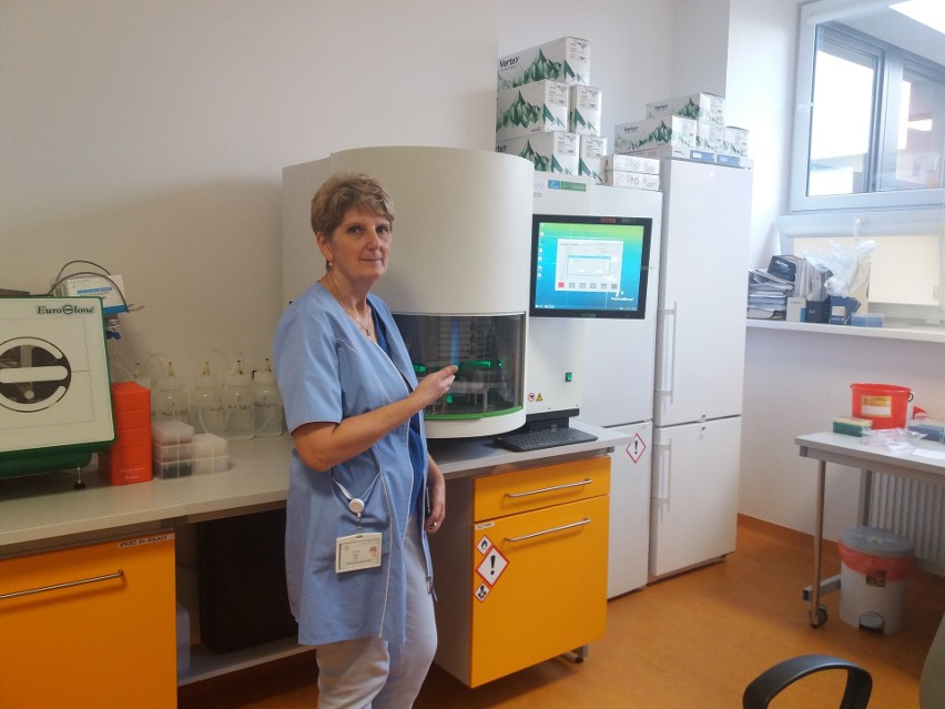 Dr Anna Piłat prezentuje aparat do izolacji DNA z krwi...