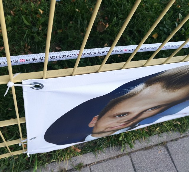 Radny Henryk Dębowski zmierzył, że plakat Krzysztofa Truskolaskiego ma 4 m długości, a powinien mieć zgodnie z procedurą przyjętą przez urząd miasta 2,5 m.