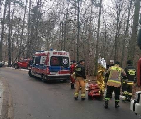 Strażacy z Golubia-Dobrzynia podczas ćwiczeń nad jeziorem Okonin uratowali 76-letniego wędkarza, który wpadł do wody